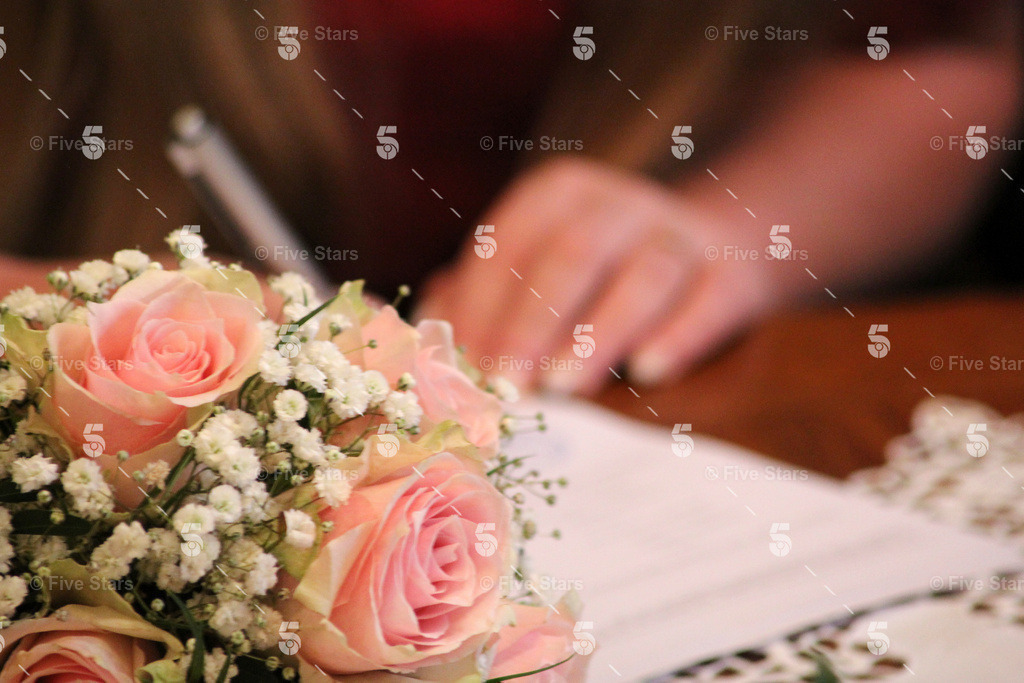 2 (10) | Five Stars Fotografie und Videografie fängt Ihre besonderen Momente mit atemberaubenden Bildern und hochwertigen Videos ein. Perfekt für Hochzeiten, Events und mehr – lassen Sie sich von unserer Expertise und Kreativität begeistern.