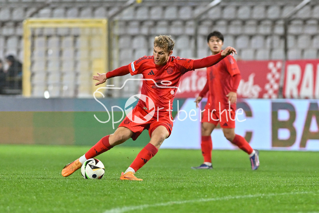 FC Bayern Amateure - FV Illertissen | Torschuss von Kurt RUEGER (FC Bayern München II #8) / Freisteller / Einzelfot / am Ball