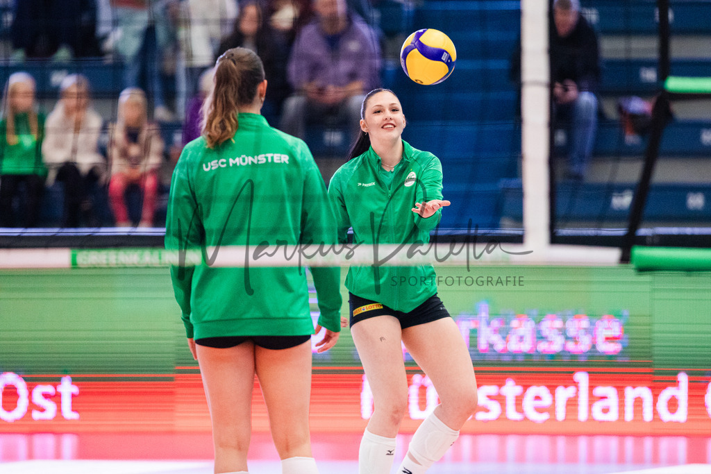 Volleyball, 1. Bundesliga Frauen, Hauptrunde, 1. Spieltag, Saison 2025/2026: USC Münster - SSC Palmberg Schwerin | 1. Bundesliga Frauen, Hauptrunde, 1. Spieltag, Saison 2025/2026, USC Münster empfängt SSC Palmberg Schwerin in der Sporthalle Berg Fidel in Münster. Foto: sportfotografie.ms | Markus Paletta - Realisiert mit Pictrs.com