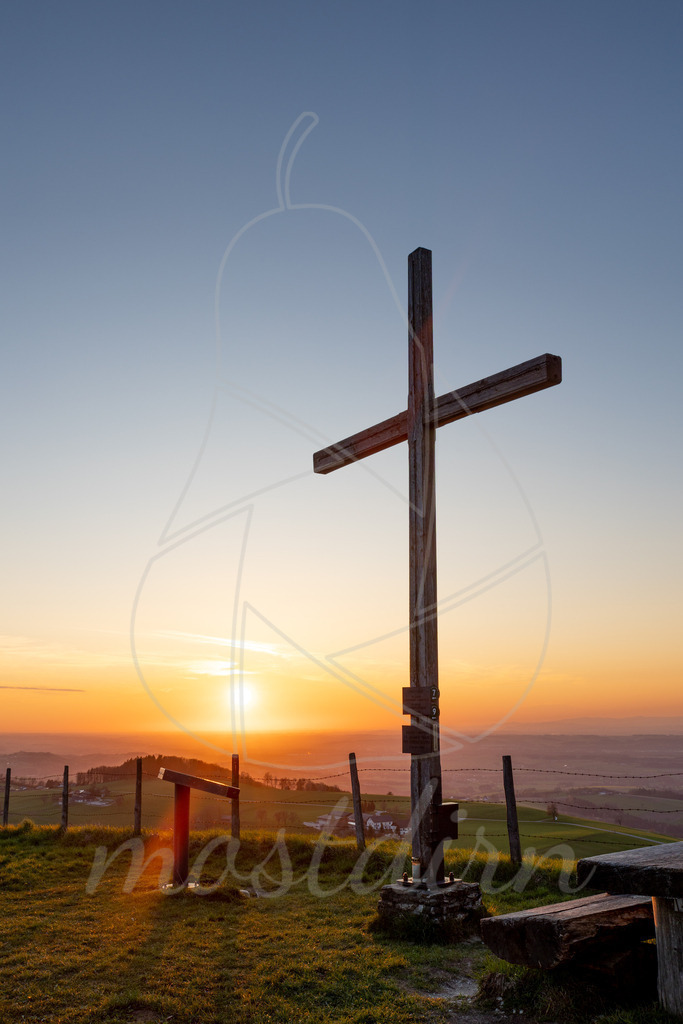 Sonnenuntergang am Hochkogelberg Gipfel | Bei Veröffentlichung des Bildes ist eine Namensnennung wie folgt erforderlich: Foto: Mostdirn Irmgard Wieser - Realisiert mit Pictrs.com