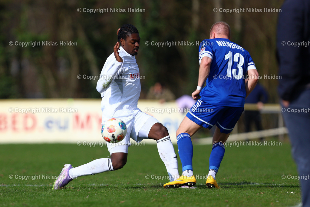 NH_TuSDassendorf_NiendorferTSV_OberligaHamburg_21032026 | #34 Nathanael Kukanda (TuS Dassendorf), #13 Leon Neumann (Niendorfer TSV)Fußball I Herren I Gamesright Oberliga Hamburg I Saison 2025-2026  I 28. Spieltag I TuS Dassendorf - Niendorfer TSV I 21.03.2026 I Sportplatz Wendelweg