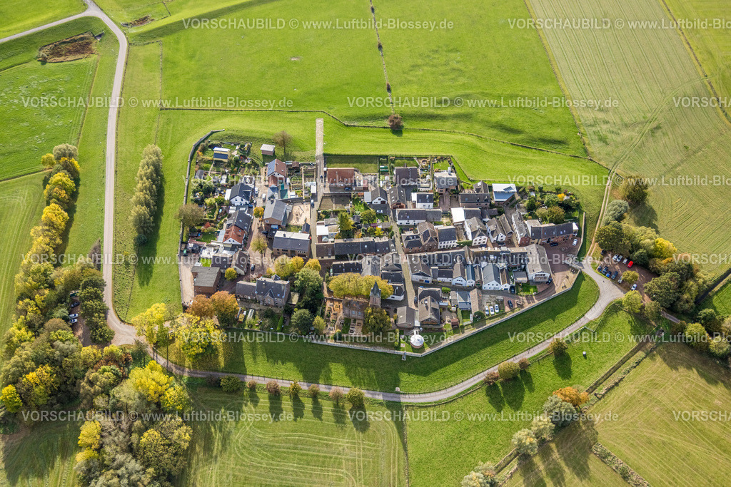 Kleve251005640 | Luftbild, Wohnsiedlung Ortsteil Schenkenschanz mit Hochwasserschutzmauer, Rheinüberflutungsfläche, umgeben von Wiesen und Feldern mit Fluss Rhein, evangelische Kirche Schenkenschanz, herbstliche Bäume, Schenkenschanz, Kleve, Niederrhein, Nordrhein-Westfalen, Deutschland