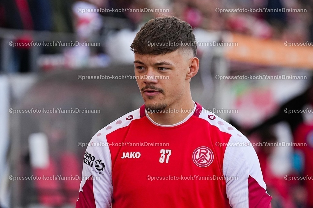 xYDRx18102501164 | 18.10.2025, xydrx, Fußball, 3.Liga, Rot-Weiss Essen - FC Viktoria Köln, Saison 2025 2026, Stadion an der Hafenstraße: Jannik Hofmann (Rot-Weiss Essen #37)   DFB regulations prohibit any use of photographs as image sequences and or quasi-video.
