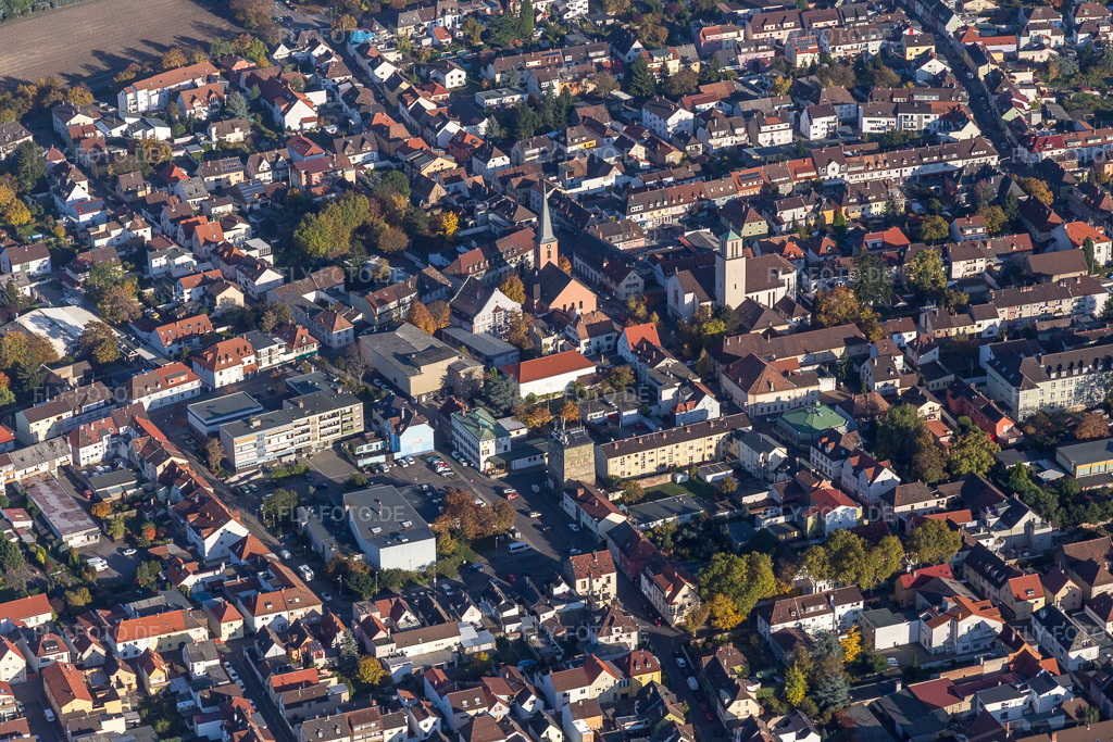 Luftbild: 2 Kirchengebäude am Rhein im Ortsteil Oppau in Ludwigshafen im Bundesland Rheinland-Pfalz in Deutschland. Foto: IMG_095535.jpg vom 30.10.2016 durch Werner Riehm/FLY-FOTO.de