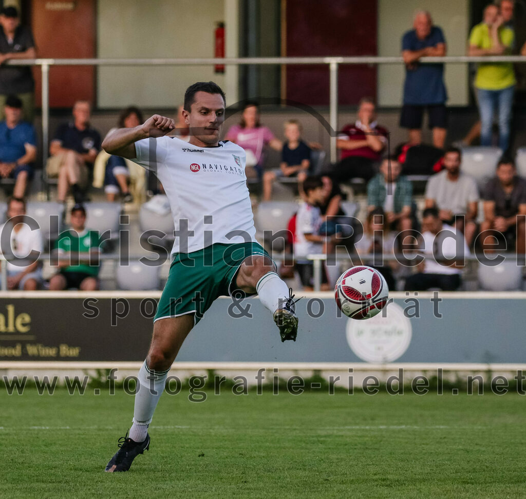 2023-08-18_087_FC_Schwaig_gegen_TSV_Kastl | Oberding, Deutschland, 18.08.2023:
Fußball, Landesliga Südost 2023 / 2024, 7. Spieltag, FC Schwaig gegen TSV Kastl, Endergebnis: 2:2

Vincent Sommer (FC Schwaig, #10)

Foto: Christian Riedel / fotografie-riedel.net