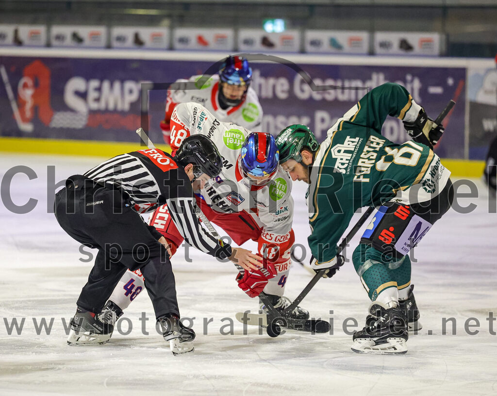 2025-11-16_049_TSV_Erding_gegen_Selber_Woelfe | Erding, Deutschland, 16.11.2025:Eishockey, Oberliga Süd 2025 / 2026, 17. Spieltag, TSV Erding gegen Selber Wölfe, Endergebnis: 3:1Niko Lahtinen (Selber Wölfe, #48), Maximilian Forster (Erding Gladiators, #81)Foto: Christian Riedel / fotografie-riedel.net