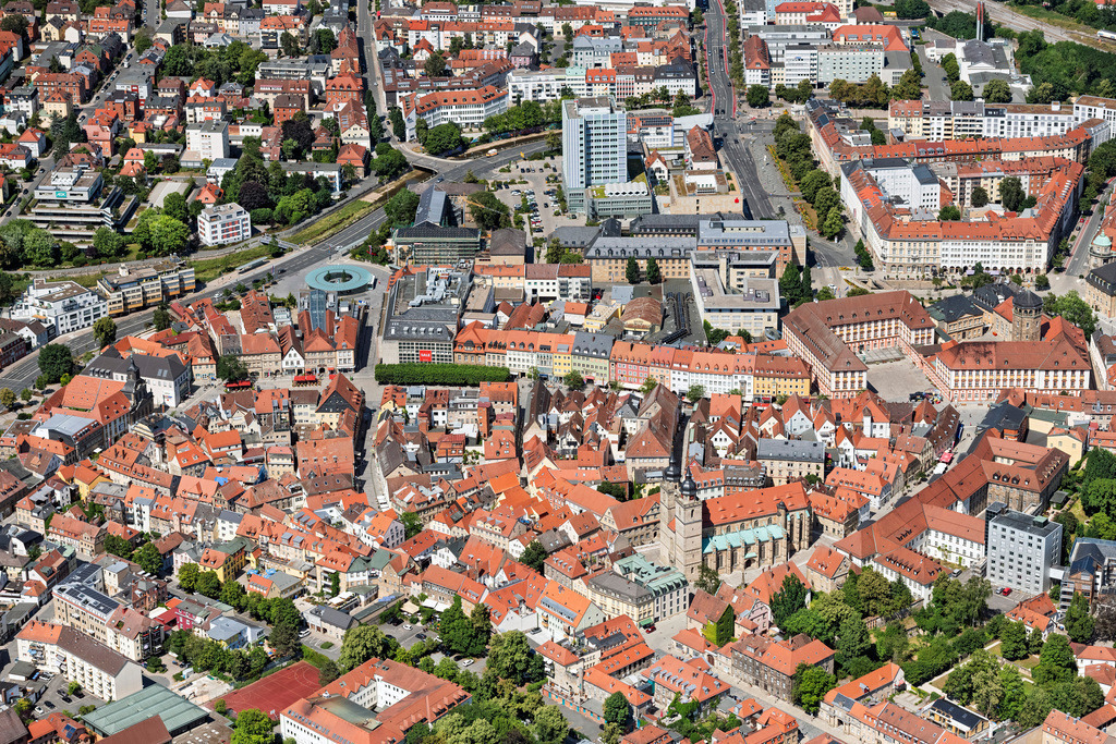 dr__0203822.jpg | BAYREUTH 08.07.2023 Altstadtbereich und Innenstadtzentrum an der Maximilianstraße in Bayreuth im Bundesland Bayern, Deutschland. Weiterführende Informationen bei: Bayreuth Marketing & Tourismus GmbH,  STADT BAYREUTH. // Old Town area and city center on street Maximilianstrasse in Bayreuth in the state Bavaria, Germany. Further information at: Bayreuth Marketing & Tourismus GmbH,  STADT BAYREUTH. Foto: Daniel Reiter