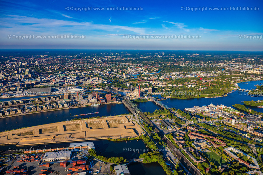 Hamburg_Veddel_Kleiner_Grasbrook_Elbbrücken_ELS_4031190925 | HAMBURG 19.09.2025 Stadtansicht mit Gleisen und Hafenanlagen " Auf der Veddel " am Ufer des Flußverlaufes Elbe am Brückenbauwerk der Elbbrücken - Norderelbbrücke - Freihafenelbbrücke im Ortsteil Veddel in Hamburg, Deutschland. // City view with railway tracks and port facilities "Auf der Veddel" on the banks of the Elbe River at the bridge structure of the Elbbruecken - Norderelbbruecke - Freihafenelbbruecke in the district of Veddel in Hamburg, Germany. Foto: Martin Elsen