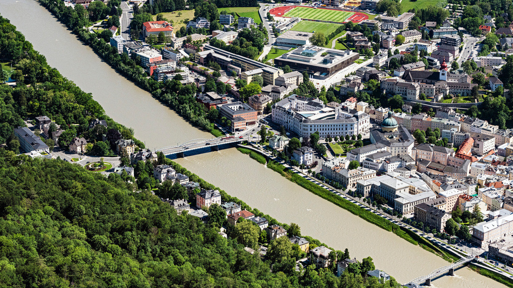dr__0021521.jpg | SALZBURG 03.06.2019 Gerichts- Gebäudekomplex des Landgericht Salzburg am Ufer der Salzach an der Karolinen Brücke in Salzburg in Österreich. // Court- Building complex of the Landgericht Salzburg on Ufer of Salzach on Karolinen Bruecke in Salzburg in Austria. Foto: Daniel Reiter