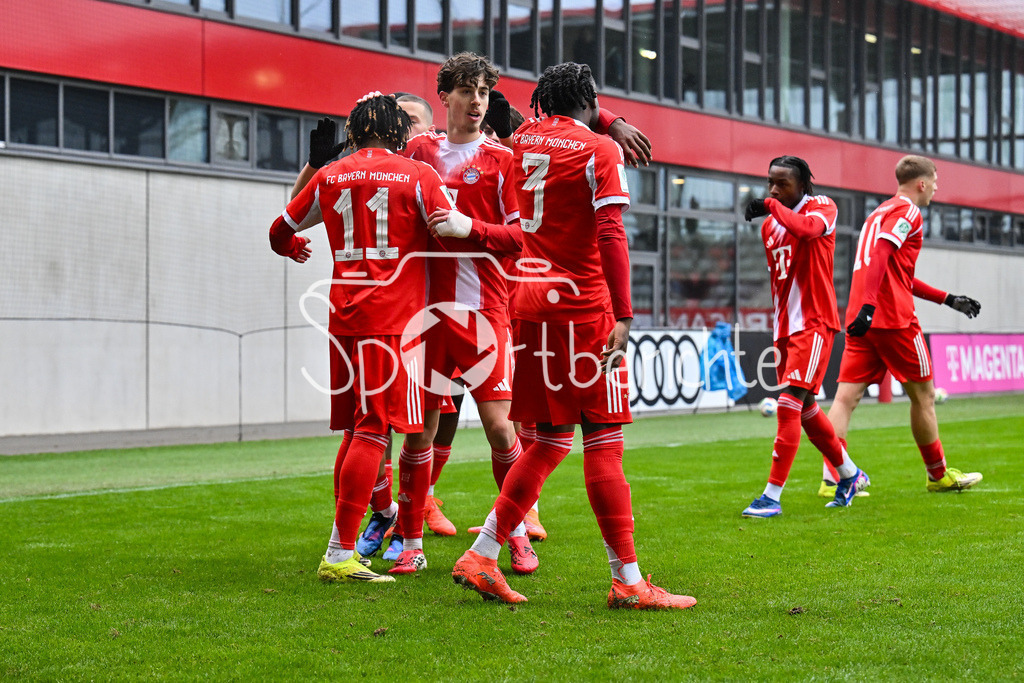 FC Bayern München - Hannover 96 | MUNICH, GERMANY - 15. FEBRUARY: Jubel der Bayern nach dem Treffer zum 2-0 durch Wisdom MIKE (FC Bayern München U19 11) / Tor / Torschuetze / Freude / Happy während dem Spiel zwischen der U19 des FC Bayern München und der U19 von Hannover 96 am 2. Spieltag der Hauptrunde der U19-DFB-Nachwuchsliga am FC Bayern Campus