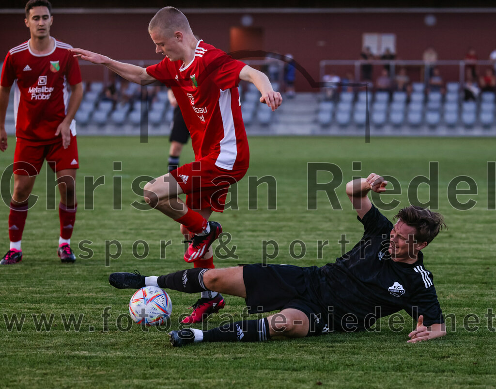 2023-07-20_044_FC_Finsing_gegen_TSV_Wartenberg | Finsing, Deutschland, 20.07.2023:
Fußball, Kreisliga 2023 / 2024, Testspiel, FC Finsing gegen TSV Wartenberg, Endergebnis: 1:0

Luca Neske (TSV Wartenberg, #29), Maximilian Eberhart (FC Finsing, #21)

Foto: Christian Riedel / fotografie-riedel.net