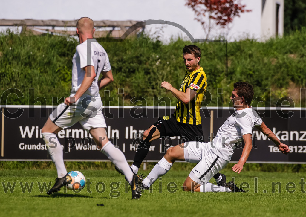 2023-08-19_077_FC_Moosinning_gegen_SV_Reichertsheim | Moosinning, Deutschland, 19.08.2023:
Fußball, Bezirksliga Oberbayern Ost 2023 / 2024, 5. Spieltag, FC Moosinning gegen SV Reichertsheim, Endergebnis: 0:4

Thomas Schaberl (SV Reichertsheim, #5), Maximilian Lechner (FC Moosinning, #11), Josef Holzhammer (SV Reichertsheim, #6)

Foto: Christian Riedel / fotografie-riedel.net