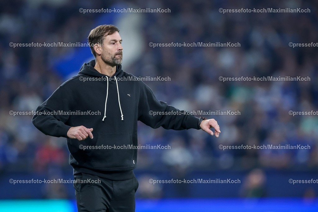 S0426092501209 | 25.09.2025, Fußball, FC Schalke 04 - SpVgg Greuther Fürth, 7.Spieltag, 2. Fußball Bundesliga, Veltins-Arena Gelsenkirchen, Saison 2025 2026: Cheftrainer Thomas Kleine (Greuther Fürth #hc) steht enttäuscht gestikulierend an der Seitenlinie DFB regulations prohibit any use of photographs as image sequences and or quasi-video.