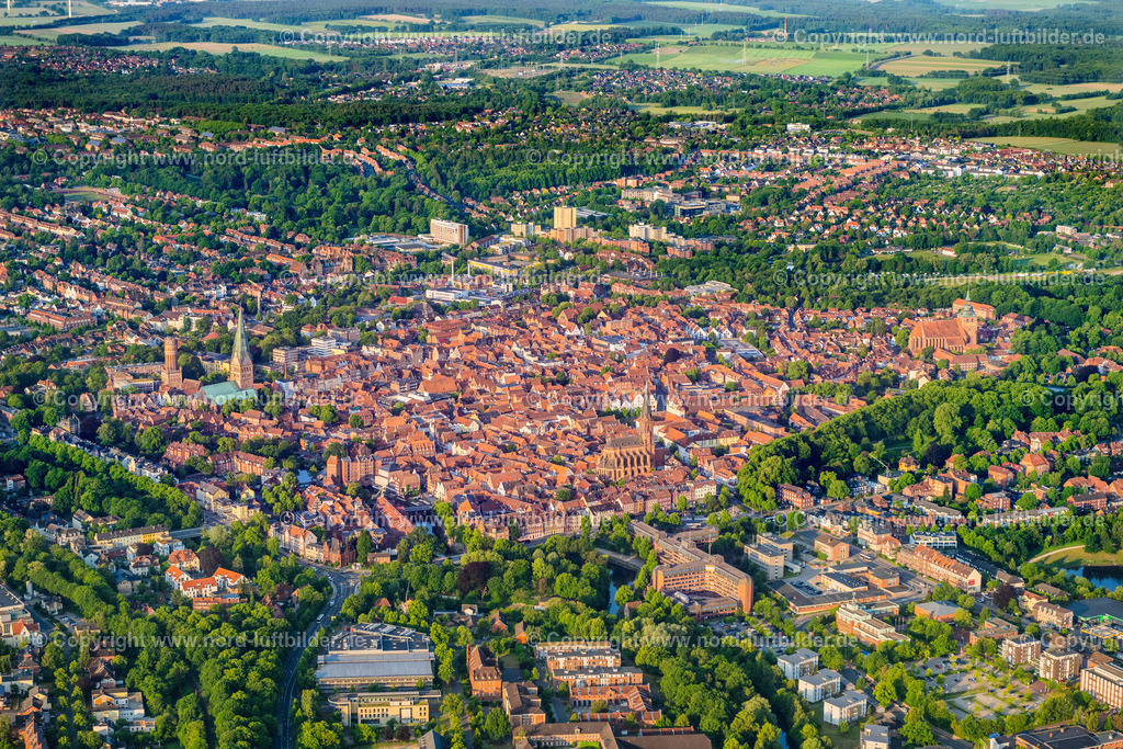 Lüneburg_Altstadt_ELS_3290050623 | LüNEBURG 05.06.2023 Altstadtbereich und Innenstadtzentrum in Lüneburg im Bundesland Niedersachsen, Deutschland. // Old Town area and city center in Lueneburg in the state Lower Saxony, Germany. Foto: Martin Elsen