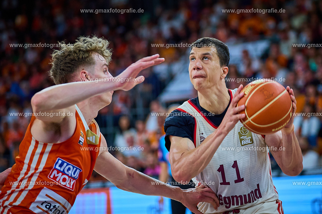GER, ratiopharm ulm gegen FC Bayern, Basketball, 2. PlayOff, Finale, EasyCredit Bundesliga, Spielzeit 2024/2025, 18.06.2025 | Zweikampf, Duell zwischen Vlqadimir Lucic (FC Bayern, #11) und Tobias Jensen (ratiopharm ulm, #07)GER, ratiopharm ulm gegen FC Bayern, Basketball, 2. PlayOff, Finale, EasyCredit Bundesliga, Spielzeit 2024/2025, 18.06.2025Foto: Eibner-Pressefoto/Gerald Oelze-de Stoppany