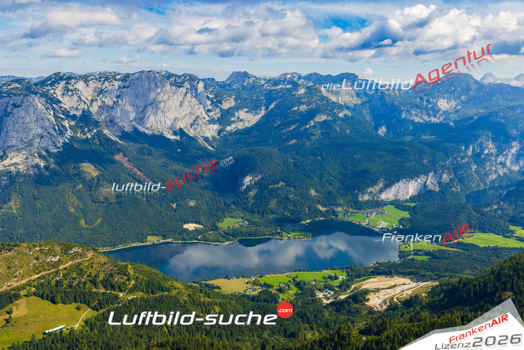 Luftaufnahme der Stadt Grundlsee - Die Luftaufnahme wurde 2025 vom UL-Flugzeug heraus erstellt ( keine Drohne ) - Hochauflösende Luftaufnahme - für professionelle Ausdrucke geeignet. Die Geschenkidee !Mit Lizenz und Bildrechte bestellbar
