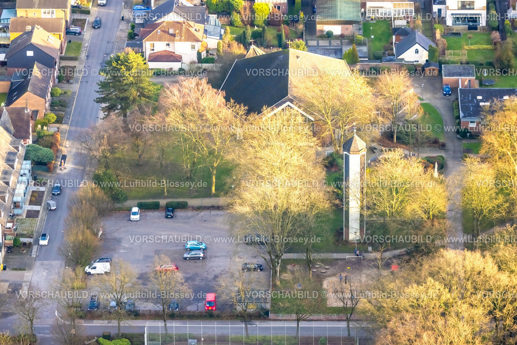 Bottrop251204187Kirchhellen | Luftbild, Grafenwald Familienzentrum kath. Kindergarten mit Kirche Heilige Familie und freistehender Kirchturm, Wohngebiet, Kirchhellen-Süd, Bottrop, Ruhrgebiet, Nordrhein-Westfalen, Deutschland