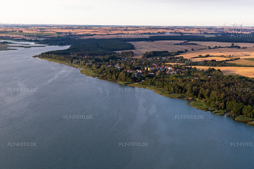 Luftbild: Dorfansicht am Oberuckersee im Ortsteil Warnitz in Oberuckersee im Bundesland Brandenburg in Deutschland. Foto: IMG_116289.jpg vom 17.07.2019 durch Werner Riehm/FLY-FOTO.de