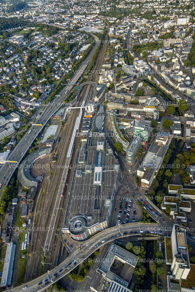 Siegen230912535 | Luftbild, Hauptbahnhof, Bogen der Freudenberger Straße über die Bahngleise am Hauptbahnhof, Fußgängerbrücke über den Bahnhof, Siegen-Kernband, Siegen, Siegerland, Nordrhein-Westfalen, Deutschland