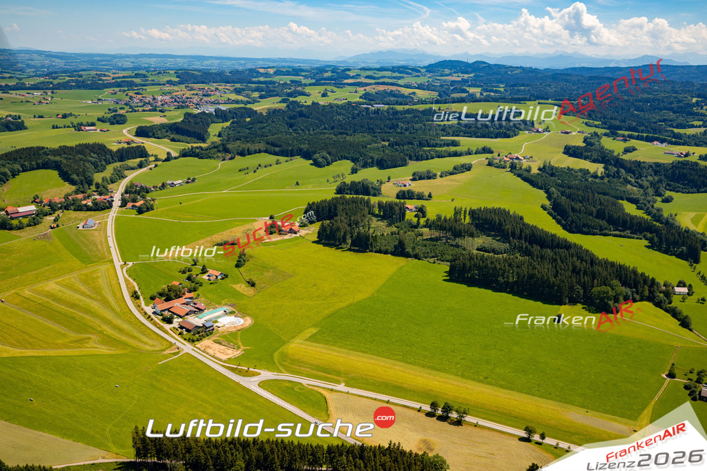 Das Luftbild zeigt : Hettisried Altusried - Die Luftaufnahme wurde 2024 vom UL-Flugzeug aus erstellt ( keine Drohne ) - Hochauflösende Luftaufnahme - Für grossformatige Ausdrucke geeignet. Die Geschenkidee !Mit Lizenz und Bildrechte bestellbar