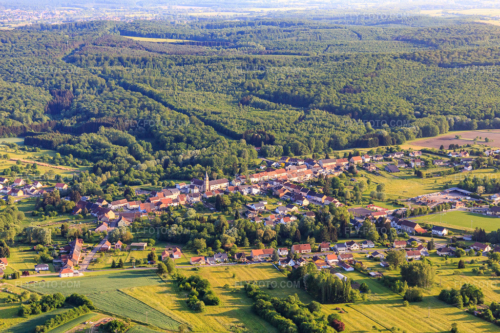 Aerial view: View of the town from the northeast in Siltzheim in the state Bas-Rhin, France. – Photo: IMG_107338.jpg taken on 05/19/2018 by Werner Riehm/FLY-FOTO.com – Resolution of the original: 5472 x 3648 px