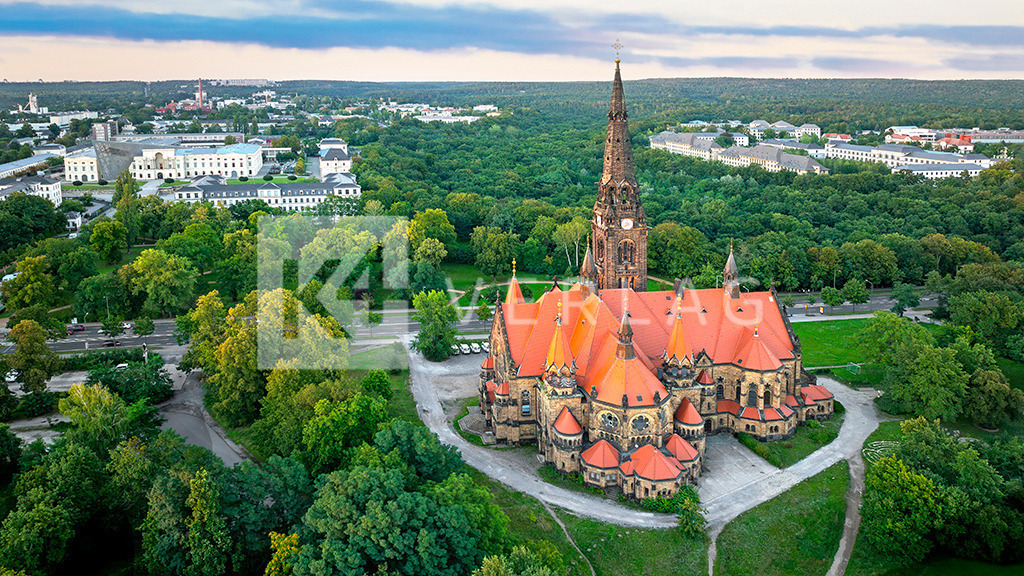 Garnisionskirche-Dresden-DJI_20230904194734_0011 | Blick auf die Garnisionskirche mit dem Militärhistorischen Museum im Hintergrund - Realisiert mit Pictrs.com