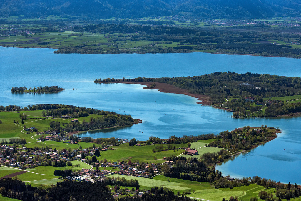 dr__0062149.jpg | BREITBRUNN AM CHIEMSEE 09.05.2021 Uferbereiche am Seegebiet des Chiemsee mit Blick auf die Herreninsel in Breitbrunn am Chiemsee im Bundesland Bayern, Deutschland. // Riparian areas on the lake area of Chiemsee with Blick auf die Herreninsel in Breitbrunn am Chiemsee in the state Bavaria, Germany. Foto: Daniel Reiter