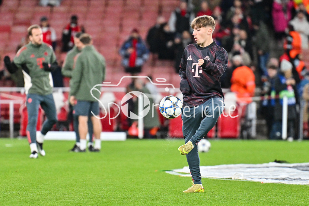 Arsenal FC - FC Bayern München | LONDON, ENGLAND - 26. NOVEMBER: beim warmmachen Lennart KARL (FC Bayern Munich 42) / Einzelfoto / Freisteller beim Ligaspiel zwischen Arsenal London und dem FC Bayern München am 5. Spieltag der UEFA Champions League im Emirates Stadium am 26.11.2025