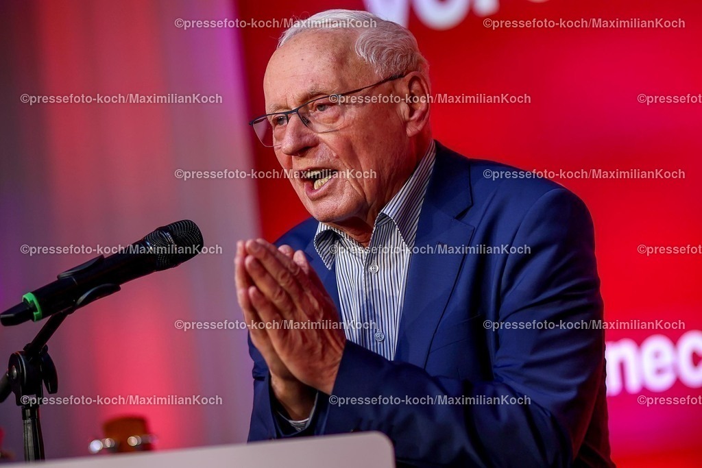 Wup06022501009 | 06.02.2025, Wahlkampfveranstaltung Bündnis Sahra Wagenknecht - Der Politiker Oskar Lafontaine bei seiner Rede in der Alten Papierfabrik in Wuppertal. 