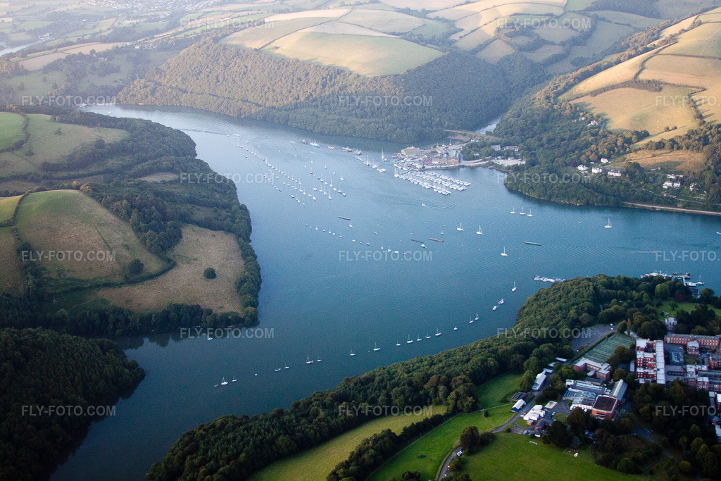 Aerial view: Riverbanks along the mouth of the Dart in Dartmouth in the state England, Great Britain. – Photo: IMG_19845.jpg taken on 07/25/2009 by Werner Riehm/FLY-FOTO.com – Resolution of the original: 4752 x 3168 px