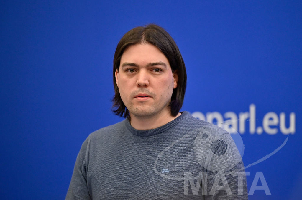 _DWI0036 | Politiker Ivan Vilibor Sincic bei einer Pressekonferenz zum Thema 'Alarmierende Statistiken zu den Folgen des COVID-Lockdowns' im Europäischen Parlament. Straßburg, 18.01.2023 - Realisiert mit Pictrs.com