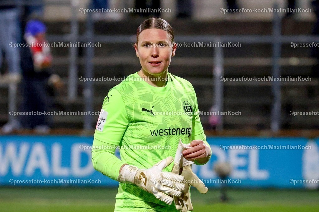xSSCx09022601048 | 09.02.2026, xsscx, Frauen Fussball, 1. FC Koeln - SGS Essen, 1. Fussball Bundesliga, 17. Spieltag, Franz-Kremer-Stadion, Saison 2025 2026: Kim Sindermann (SGS Essen 1) DFB regulations prohibit any use of photographs as image sequences and or quasi-video. Photo: xSandraxScherningxPressefotoKochx