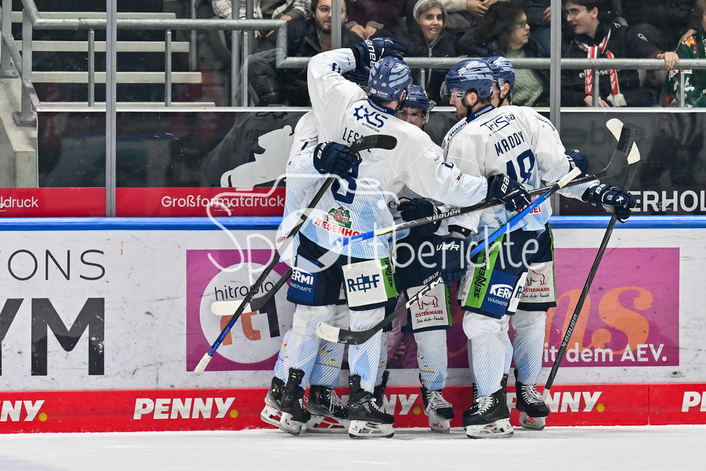 Augsburger Panther - Straubing Tigers | Augsburg, DEUTSCHLAND - 14. NOVEMBER: Jubel der Gäste nach dem Treffer zum 1-3 durch Skyler McKENZIE (Straubing Tigers 86) / Tor / Torschuetze / Freude / Happy beim Ligaspiel zwischen den Augsburger Panthern und den Straubing Tigers am 18. Spieltag der Penny DEL im Curt Frenzel Stadion am 14.11.2025
