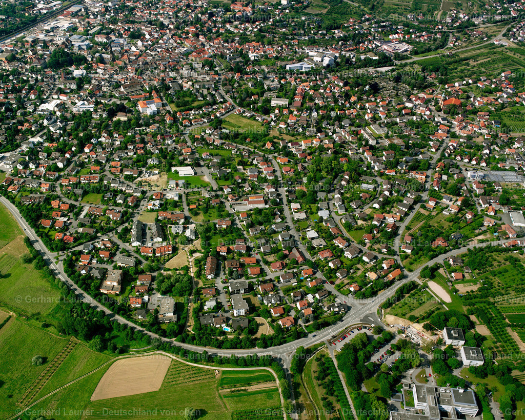 2526062 | BüHL 01.05.2005 Wohngebiet - Mischbebauung der Mehr- und Einfamilienhaussiedlung  in Bühl im Bundesland Baden-Württemberg, Deutschland // Residential area - mixed development of a multi-family housing estate and single-family housing estate  in Bühl in the state Baden-Wuerttemberg, Germany Foto: Gerhard Launer