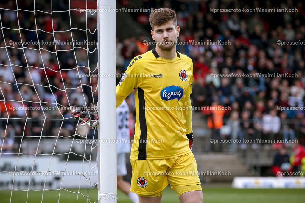 Koe3Liga27042402114 | 27.04.2024, Köln, Fußball, bwin 3. Liga Herren, Sportpark Höhenberg, 35. Spieltag, Saison 2023 2024, FC Viktoria Köln – Preußen Münster: Torhüter Ben Voll (Viktoria Köln). 
DFB regulations prohibit any use of photographs as image sequences and or quasi-video.