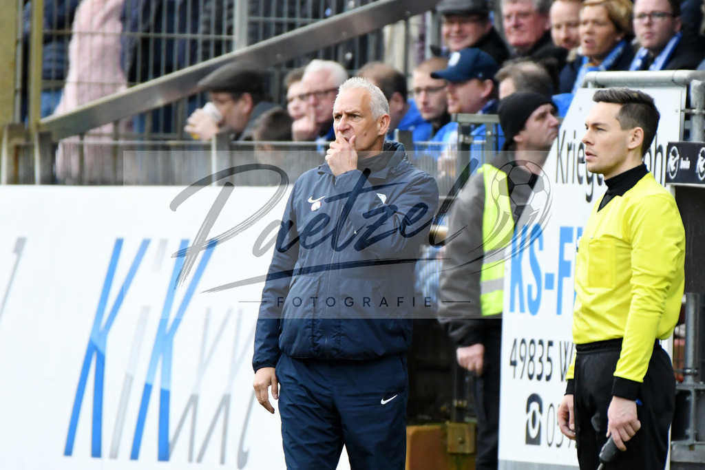 20200201_MEPCHE_0032 | Fußball, Herren: Trainer Christian Neidhart (SV Meppen) schaut waehrend des Spiels der 3. Liga zwischen SV Meppen und Chemnitzer FC in der Haensch-Arena am 01.02.2020 in Meppen, Deutschland. DFB / DFL REGULATIONS PROHIBIT ANY USE OF PHOTOGRAPHS AS IMAGE SEQUENCES AND/OR QUASI-VIDEO. - Realisiert mit Pictrs.com