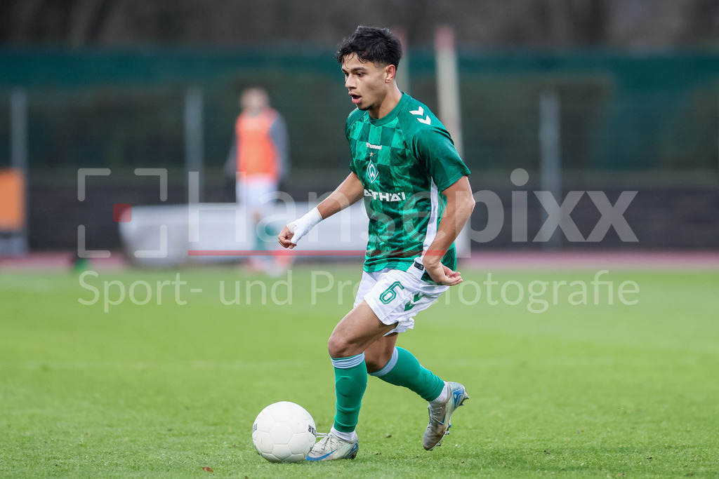 Fussball, Regionalliga Nord, SV Werder Bremen II - BSV Kickers Emden | v.li.: Ricardo-Felipe Schwarz (SV Werder Bremen II, 6) am Ball, Freisteller, Einzelbild, Ganzkörper, Aktion, Action, Spielszene