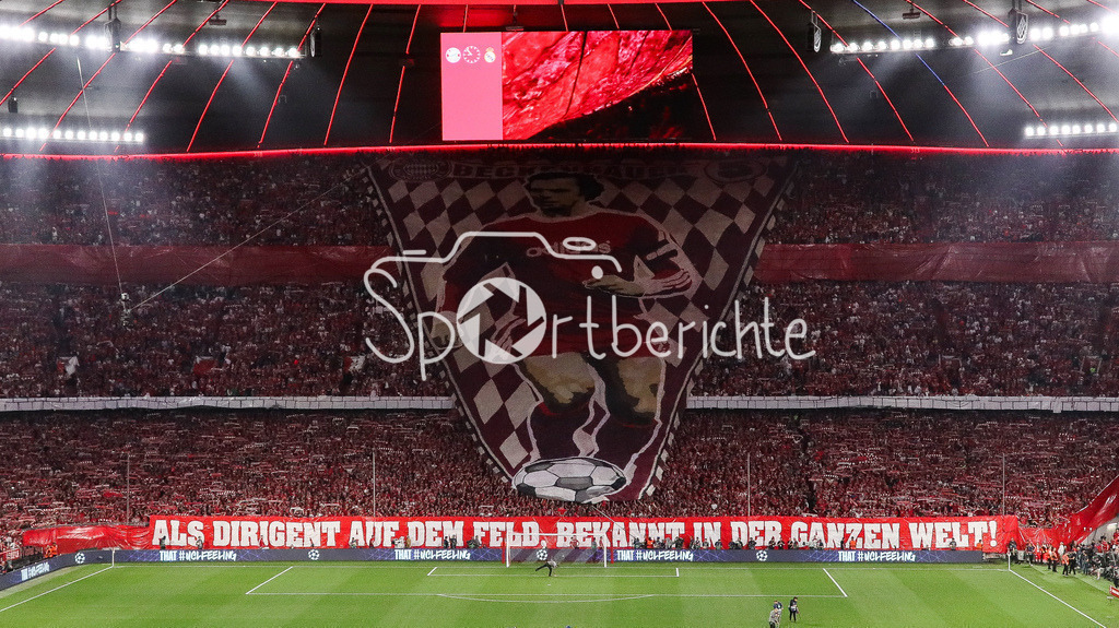 FC Bayern München - Real Madrid | Die Fans des FC Bayern gedenken Franz Beckenbauer mit einer Choreographie vor dem Heimspiel gegen Real Madrid / Choreo / Ultras / Südkurve München / Kaiser Franz / Symbolbild