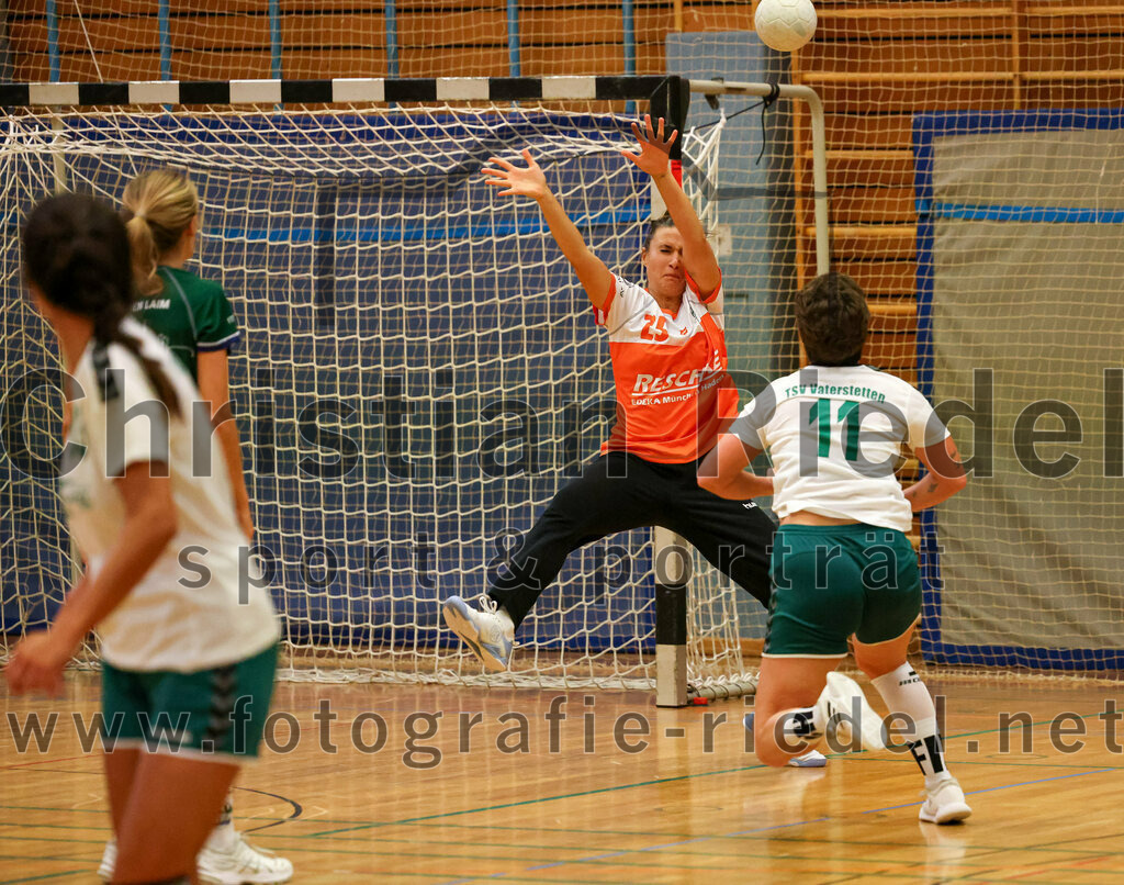 2023-09-16_074_TSV_Vaterstetten_gegen_SV_Muenchen_Laim | Baldham, Deutschland, 16.09.2023:
Handball, Bayernliga Frauen Staffel Süd 2023 / 2024, 1. Spieltag, TSV Vaterstetten gegen SV München Laim, Endergebnis: 23:34

Torfrau Georgia Moretti (SV München Laim, #25), Anna-Lena Vogel (TSV Vaterstetten, #11)

Foto: Christian Riedel / fotografie-riedel.net