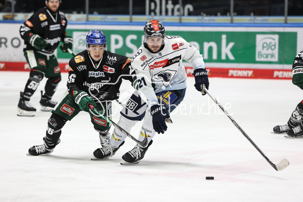 Augsburger Panther - ERC Ingolstadt | im Duell Moritz ELIAS (AEV #46) und Wayne SIMPSON (ERC #21) / Zweikampf