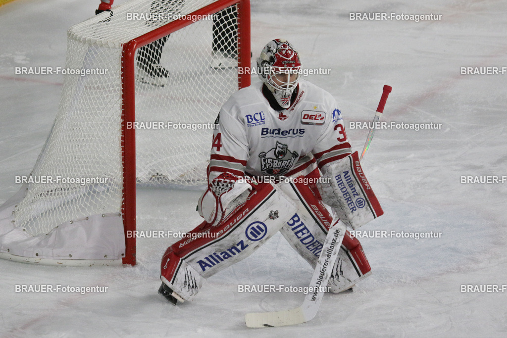 4_KEVRAV_20251125_0004 | Krefeld, Deutschland, 25.11.2025: Torhüter Konraf Fiedler (Eisbären Regensburg) in Aktion während des DEL2-Spiels zwischen Krefeld Pinguine - Eisbären Regensburg am 25.11.2025 in der Yayla-Arena in Krefeld, Deutschland. (Foto Ralph Görtz / Brauer-Fotoagentur)