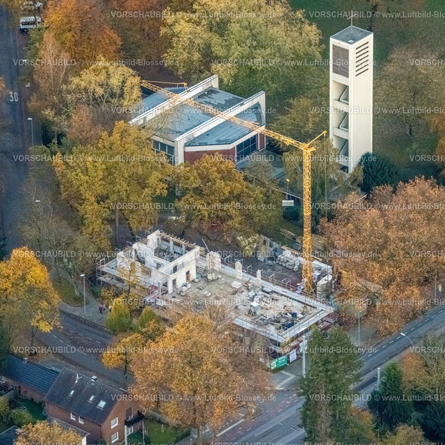 Gelsenkirchen231103294-2 | Luftbild, evangalische Matthäuskirche, Baustelle und Neubau Kita KIndergarten an der Haunerfeldstraße, umgeben von herbstlichen Laubbäumen, Erle, Gelsenkirchen, Ruhrgebiet, Nordrhein-Westfalen, Deutschland