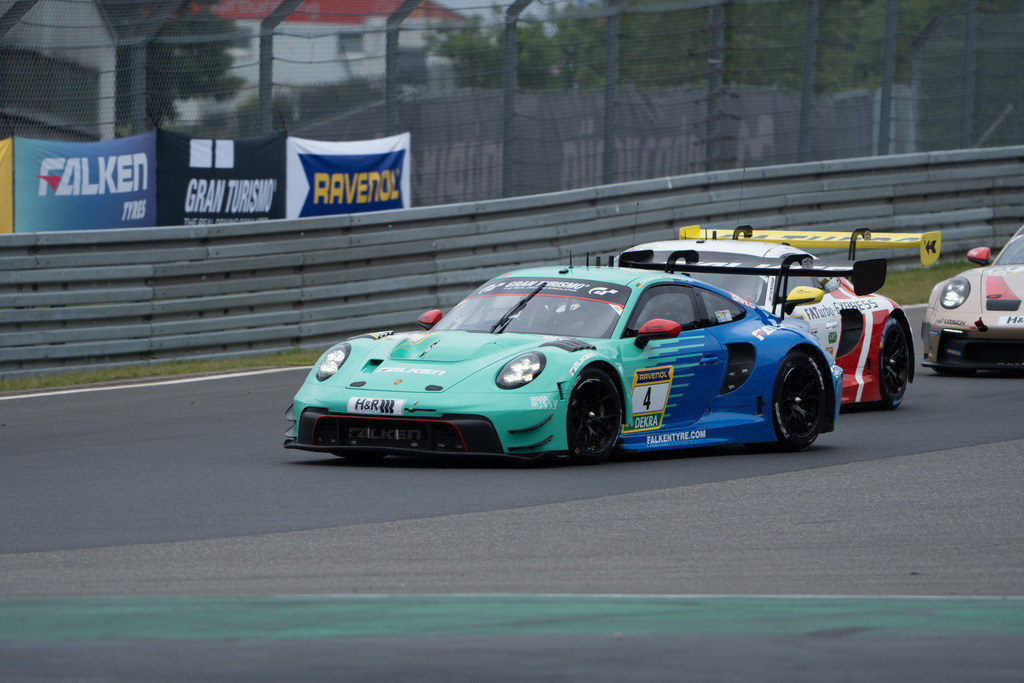 22.06.2024: ADAC Nürburgring Landstrecken-Serie (NLS), Rennen 3 Bild: Start des 3 Rennens der Nürburgring Langstrecken Serie, #4 Falken Motorsport geht in der ersten Kurve in Führung | 22.06.2024: ADAC Nürburgring Landstrecken-Serie (NLS), Rennen 3 Bild: Start des 3 Rennens der Nürburgring Langstrecken Serie, #4 Falken Motorsport geht in der ersten Kurve in Führung - Realisiert mit Pictrs.com