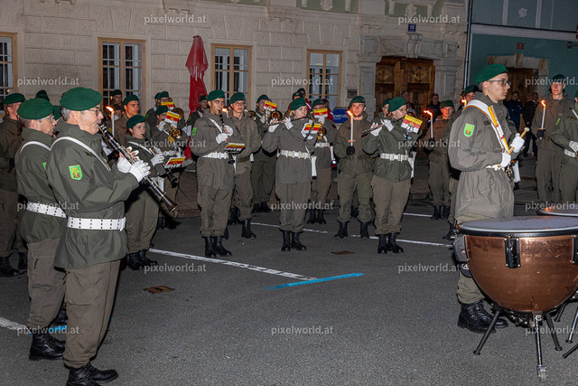 Großer Zapfenstreich am Hauptplatz in Feldkirchen | Bildershop von pixelworld.at - Realisiert mit Pictrs.com