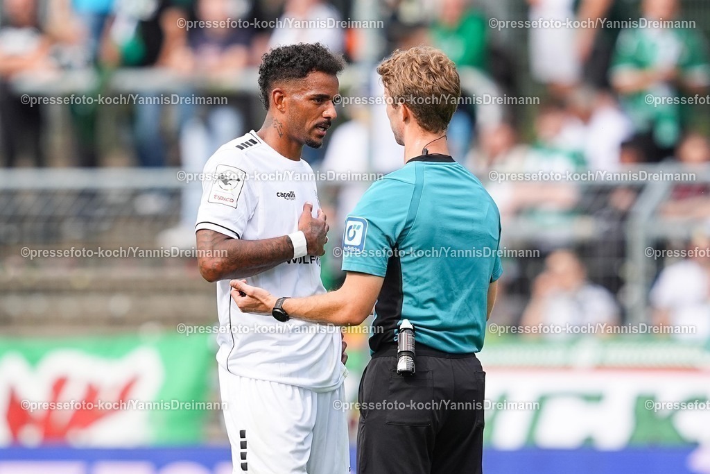 xydr03082501034 | 03.08.2025, xydrx, Fußball, 3.Liga, Viktoria Köln - FC Schweinfurt 05, Saison 2025 2026, Sportpark Höhenberg:  Michael Dellinger (1.FC Schweinfurt 05 #10) diskutiert mit Jarno Wienefeld (Schiedsrichter)  DFB regulations prohibit any use of photographs as image sequences and or quasi-video.