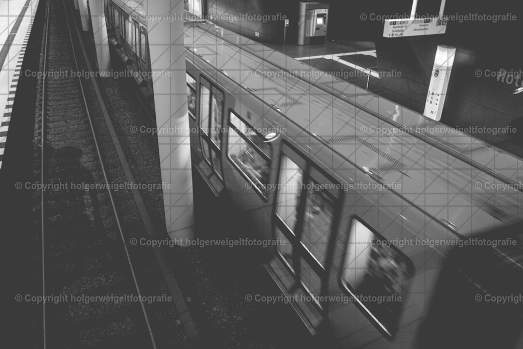Subway train | Kaufen sie online außergewöhnliche Fotografien auf Leinwand Acrylglas Fotoprint Aludibond von holgerweigeltfotografie - Realisiert mit Pictrs.com