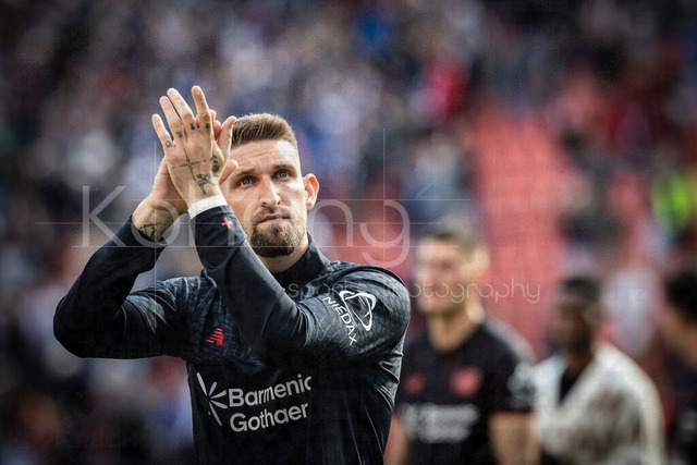 German Bundesliga, Bayer 04 Leverkusen vs. Hamburger SV, 16.05.2026 | LEVERKUSEN, GERMANY - MAY 16, 2026 :  Robert Andrich (Bayer 04 Leverkusen, 8) applauses to the fans after  the German Bundesliga match on gameday 34 between Bayer 04 Leverkusen vs. Hamburger SV at BayArena on May 16, 2026 in Leverkusen, Germany. DFL REGULATIONS PROHIBIT ANY USE OF PHOTOGRAPHS AS IMAGE SEQUENCES AND/OR QUASI-VIDEO.