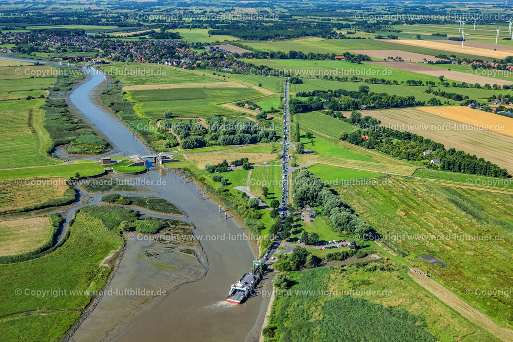 Wischhafen_Elbfähren_Frs_ELS_9707130822 | DROCHTERSEN 13.08.2022 Fahrt eines Fähr- Schiffes der " Elbfähre Glückstadt Wischhafen " in Wischhafen im Bundesland Niedersachsen, Deutschland. Weiterführende Informationen bei: FRS Elbfähre Glückstadt Wischhafen GmbH. // Driving a ferry ship of the "Elbfaehre Glueckstadt Wischhafen" in Wischhafen in the state Lower Saxony, Germany. Further information at: FRS Elbfaehre Glueckstadt Wischhafen GmbH. Foto: Martin Elsen