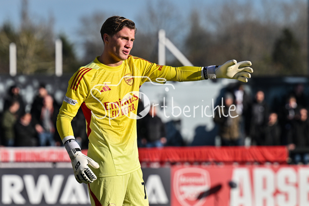 Arsenal London U19 - FC Bayern München U19 | BOREHAMWOOD, ENGLAND - 26. NOVEMBER: im Bild Jack PORTER (Arsenal FC U19 78) / Einzelfoto / Freisteller beim Ligaspiel zwischen der U19 von Arsenal London und der U19 des FC Bayern München am 5. Spieltag der UEFA Youth League im Meadow Park am 26.11.2025