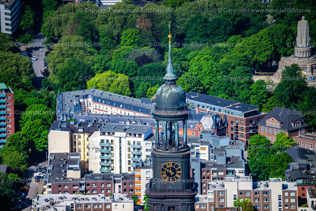 Hamburg_St. Michaelis_Michel_Turm_Uhr_ELS_5805090525 | HAMBURG 09.05.2025 Hauptkirche Sankt Michaelis "Michel" im Stadtteil Neustadt in Hamburg, Deutschland. Weiterführende Informationen bei: Hauptkirche St. Michaelis. // Main church Sankt Michaelis "Michel" in the district Neustadt in Hamburg, Germany. Further information at: Hauptkirche St. Michaelis. Foto: Martin Elsen